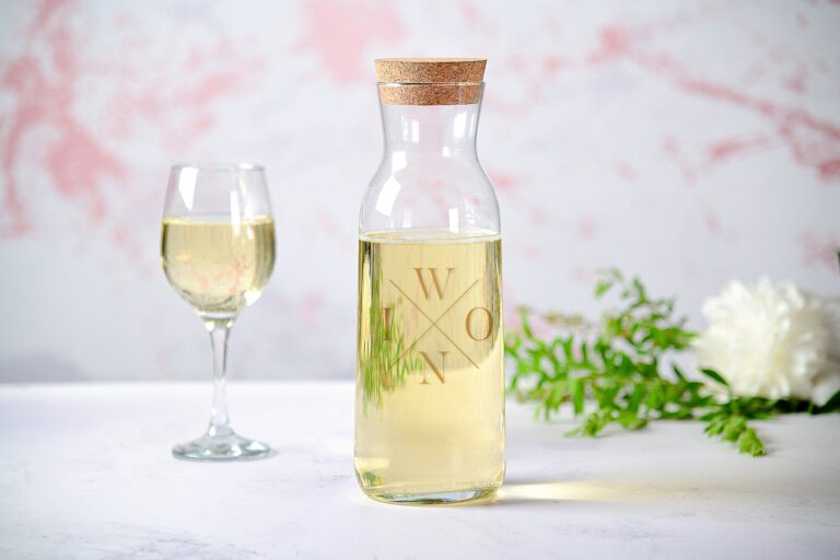 Szklana butelka na wino i kieliszki