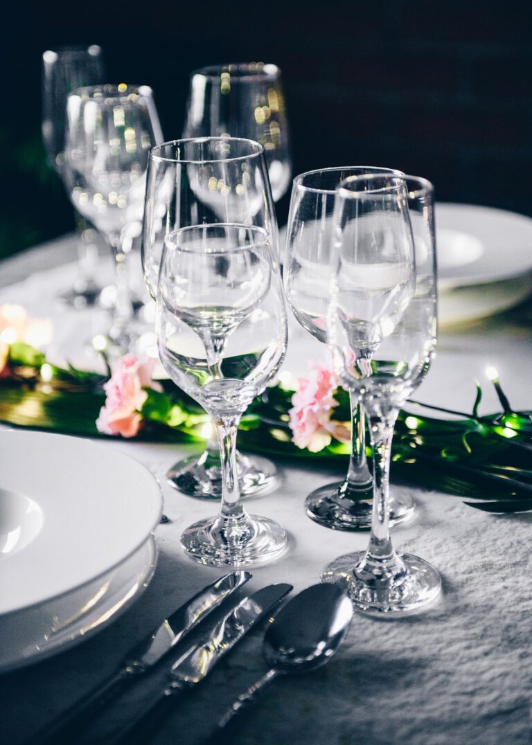Kieliszki na stole restauracyjnym