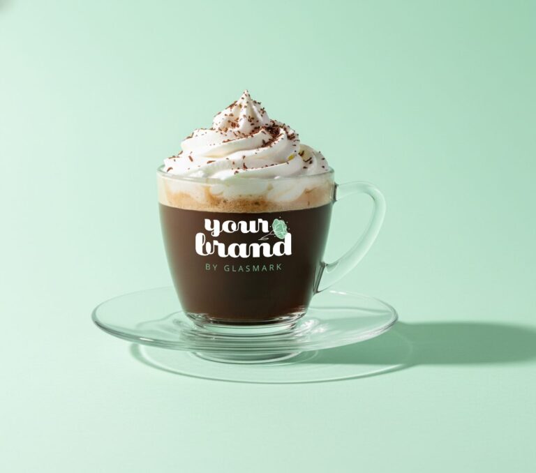 Szklana filiżanka z kawą i nadrukiem Your Brand