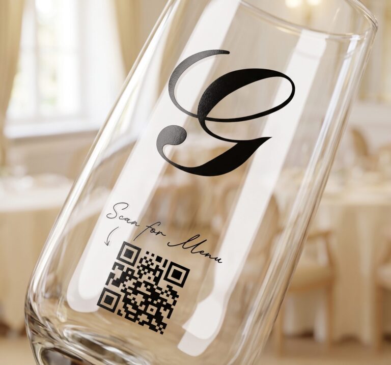 Szklanka z literą G i kodem QR