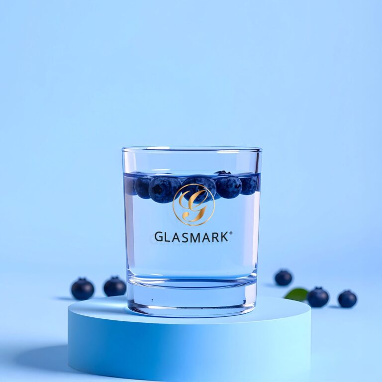 Szklanka z nadrukiem Glasmark na niebieskim tle